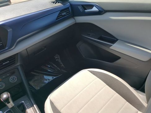 Certified 2022 Volkswagen Taos SE FWD image 16