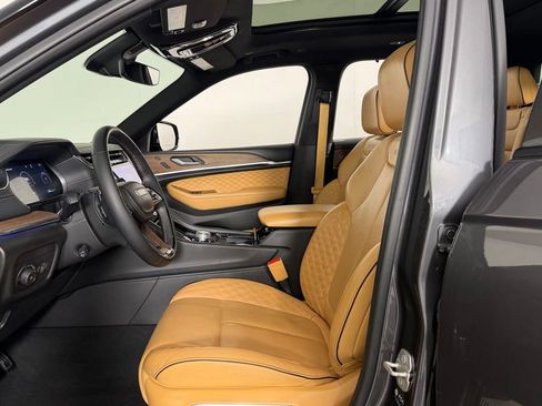Used 2024 Jeep Grand Cherokee L Summit w/ Luxury Tech Group V AWD/4WD image 24