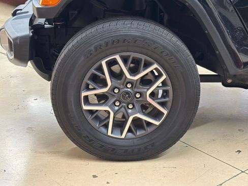 Used 2025 Jeep Wrangler Unlimited Sahara AWD/4WD image 30