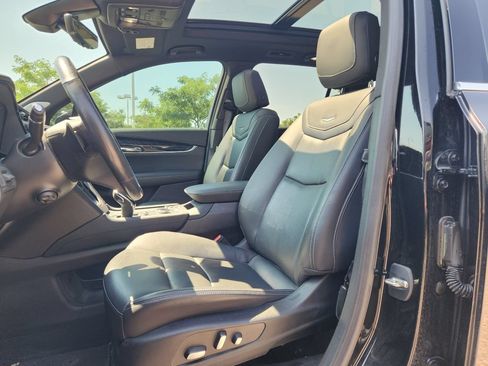 Used 2023 Cadillac XT6 Premium Luxury w/ Technology Package AWD/4WD image 2