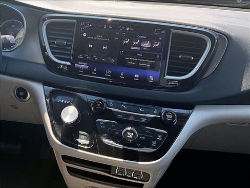 Used 2023 Chrysler Pacifica Touring-L FWD image 7