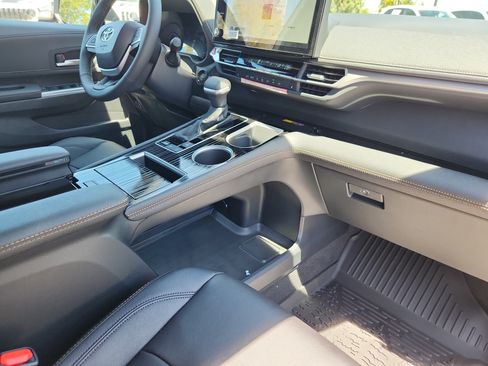 New 2026 Toyota Sienna XLE Woodland Edition AWD/4WD image 17