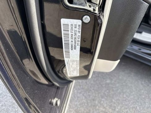 Used 2024 Chrysler Pacifica Touring-L image 22