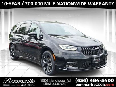 New 2026 Chrysler Pacifica Select w/ S Appearance Package