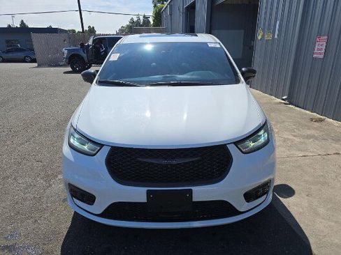 Used 2023 Chrysler Pacifica Limited w/ Uconnect Theater Family Group image 2