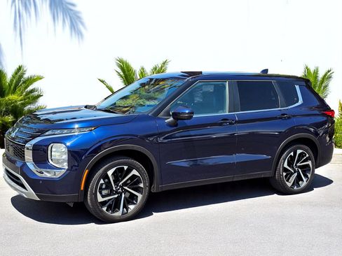 Used 2024 Mitsubishi Outlander SE Black Edition image 3