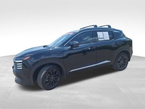 Certified 2025 Nissan Kicks SR FWD image 4