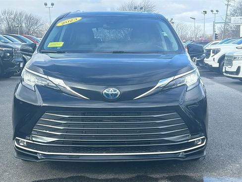 Used 2023 Toyota Sienna XLE image 2