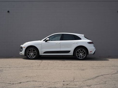 Certified 2025 Porsche Macan AWD/4WD image 2