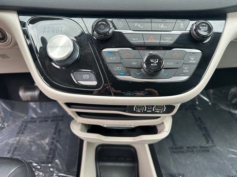 Used 2023 Chrysler Pacifica Touring-L FWD image 21