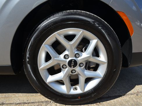 Used 2025 Kia Soul LX w/ LX Technology Package FWD image 18