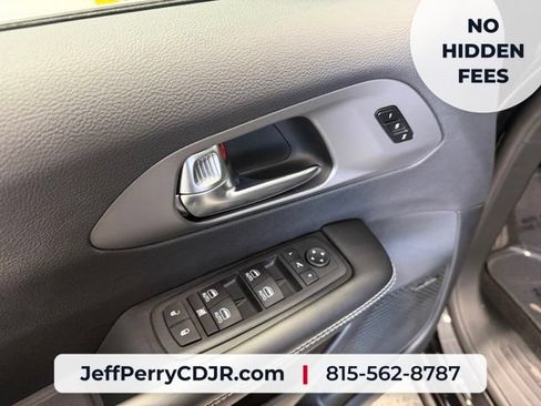 New 2027 Chrysler Pacifica Limited w/ Family Tech Group AWD/4WD image 9