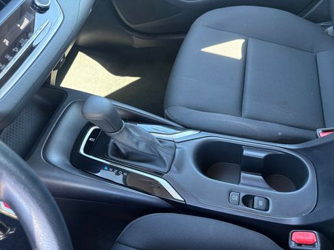 Used 2025 Toyota Corolla LE FWD image 40