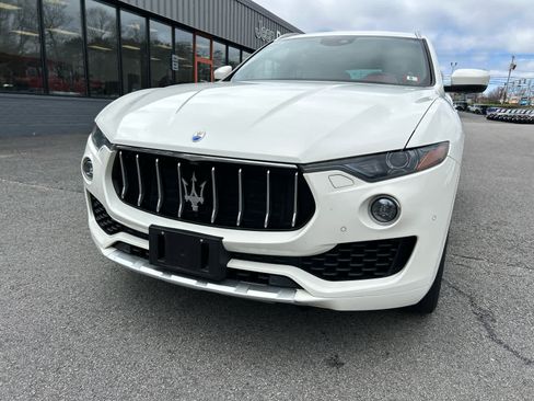 Used 2018 Maserati Levante GranLusso image 9
