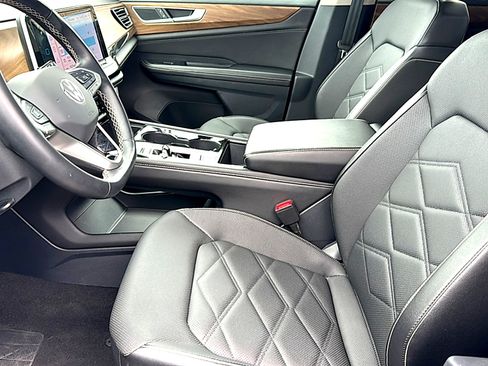 Used 2025 Volkswagen Atlas SE FWD image 13