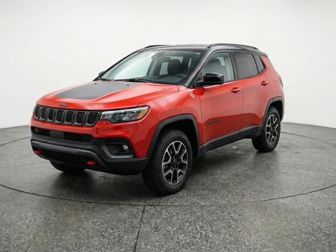 Used 2025 Jeep Compass Trailhawk AWD/4WD image 3