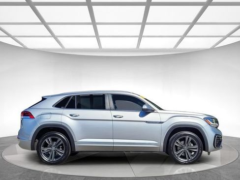 Used 2020 Volkswagen Atlas Cross Sport SE w/ Panoramic Sunroof Package FWD image 3