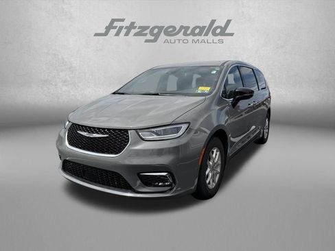 Used 2025 Chrysler Pacifica Select FWD image 2