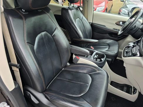 Used 2017 Chrysler Pacifica Touring-L FWD image 36