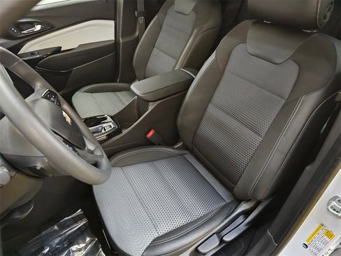 Used 2025 Chevrolet Trax LT image 22