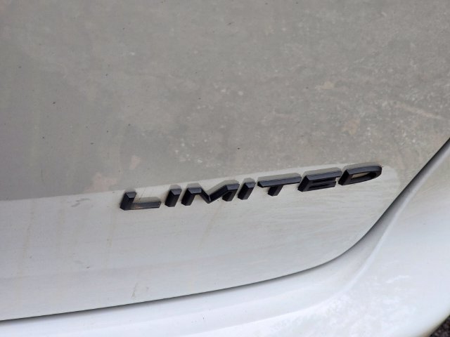 Used 2025 Chrysler Pacifica Limited FWD image 9