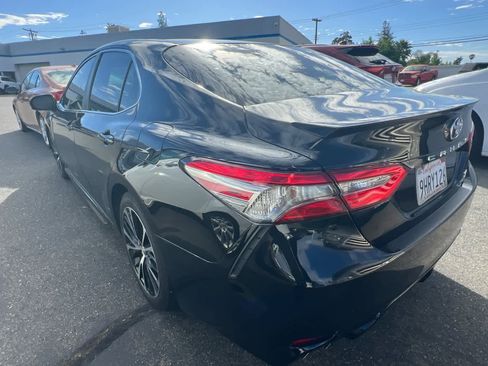 Used 2018 Toyota Camry SE FWD image 6