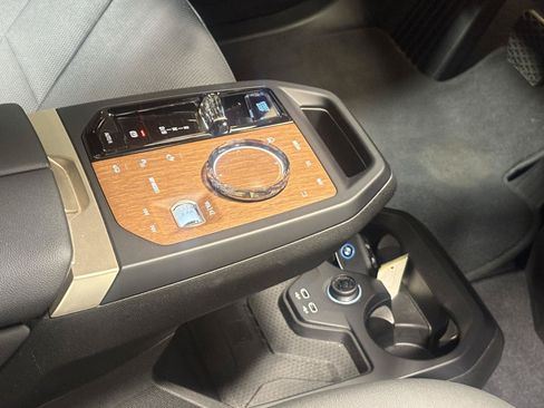 Used 2023 BMW iX xDrive50 w/ Premium Package AWD/4WD image 7