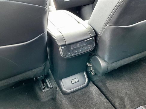 Used 2024 Toyota Highlander XLE AWD/4WD image 12