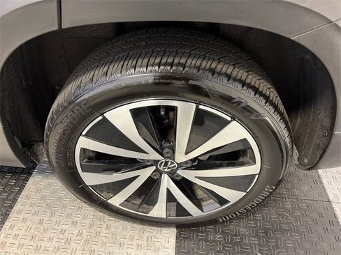 Certified 2024 Volkswagen Taos SE image 15