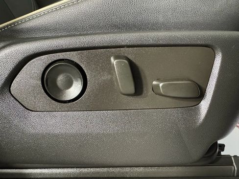 Used 2022 GMC Yukon XL SLT image 38