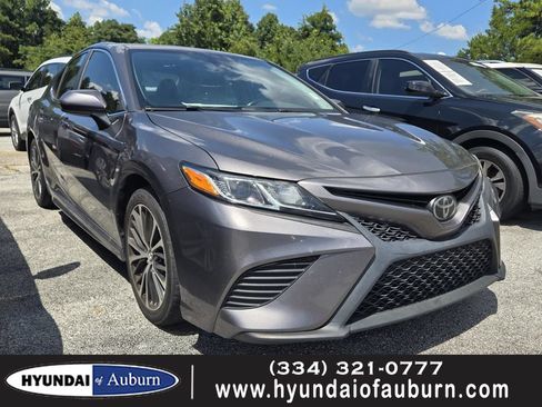 Used 2020 Toyota Camry SE FWD image 1