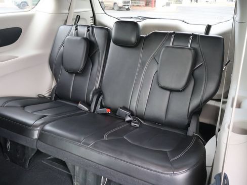Used 2024 Chrysler Pacifica Touring-L FWD image 22