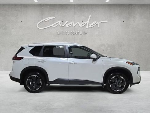 Used 2024 Nissan Rogue SV w/ SV Premium Package FWD image 17