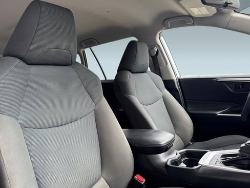 Certified 2021 Toyota RAV4 LE w/ Carpet Mat Package (TMS) FWD image 31