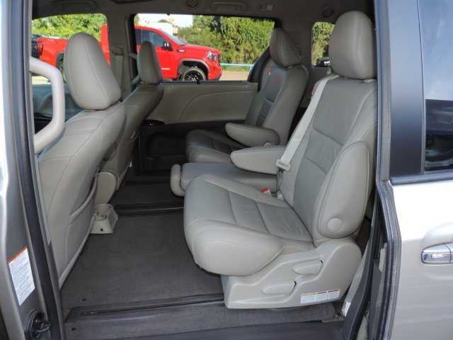 Used 2016 Toyota Sienna XLE w/ XLE Navigation Package FWD image 18