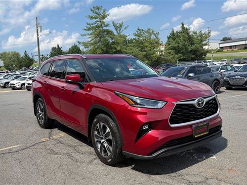 Used 2021 Toyota Highlander XLE AWD/4WD image 3