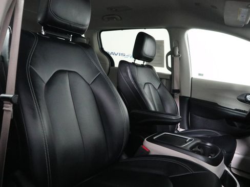 Used 2024 Chrysler Pacifica Touring-L image 20