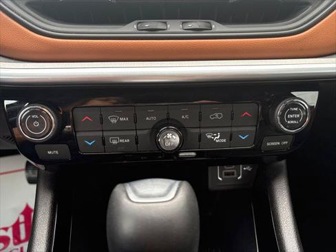Certified 2025 Jeep Compass Limited w/ Elite Group AWD/4WD image 24