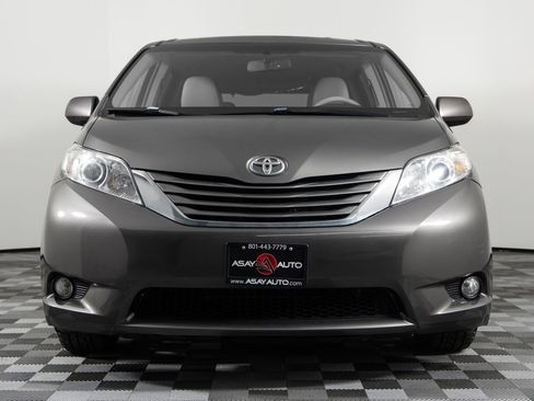 Used 2013 Toyota Sienna XLE image 12