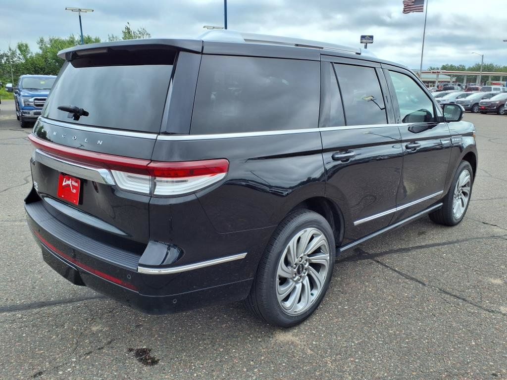 Used 2024 Lincoln Navigator Premiere AWD/4WD image 6