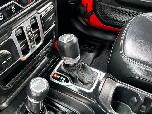 Used 2018 Jeep Wrangler Unlimited Sahara image 15