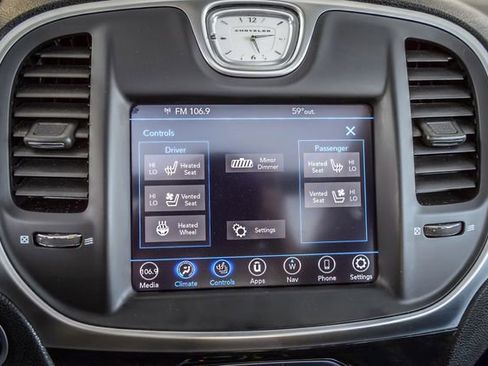 Used 2020 Chrysler 300 Limited image 20