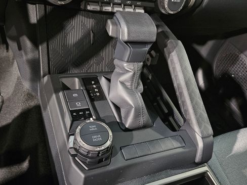 New 2026 Toyota 4Runner SR5 AWD/4WD image 18