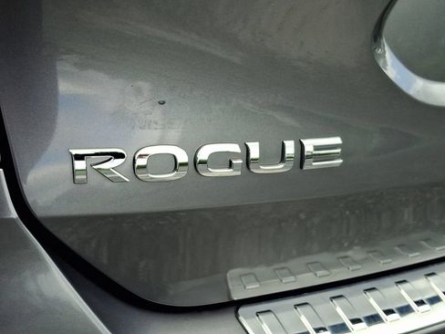 Used 2017 Nissan Rogue SV w/ SV Premium Package AWD/4WD image 32