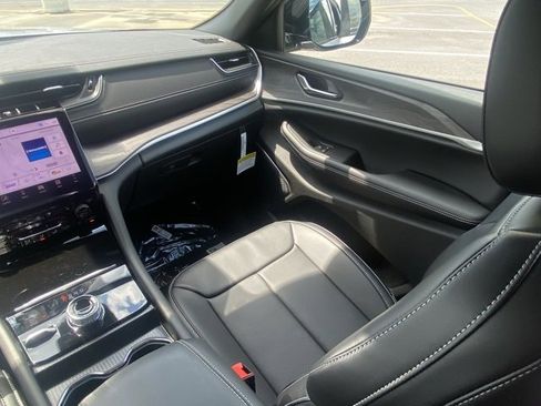 New 2025 Jeep Grand Cherokee L Limited w/ Luxury Tech Group II image 38