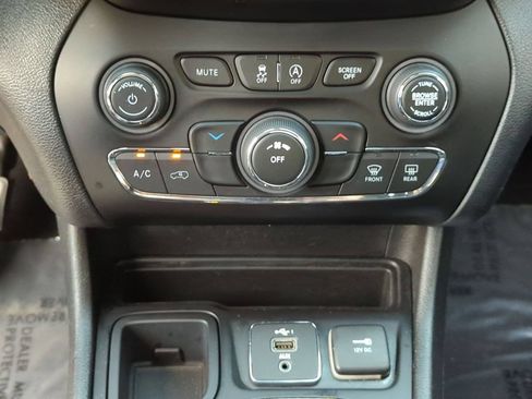 Used 2020 Jeep Cherokee Latitude Plus FWD image 16