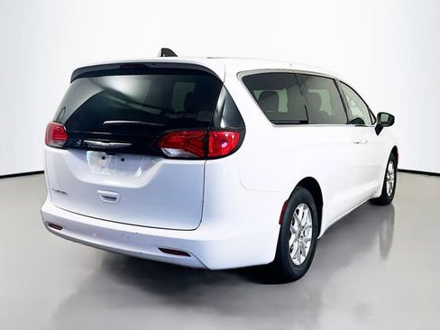 Used 2022 Chrysler Voyager LX FWD image 8