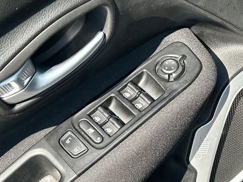 Used 2020 Jeep Renegade Latitude w/ Cold Weather Group AWD/4WD image 12