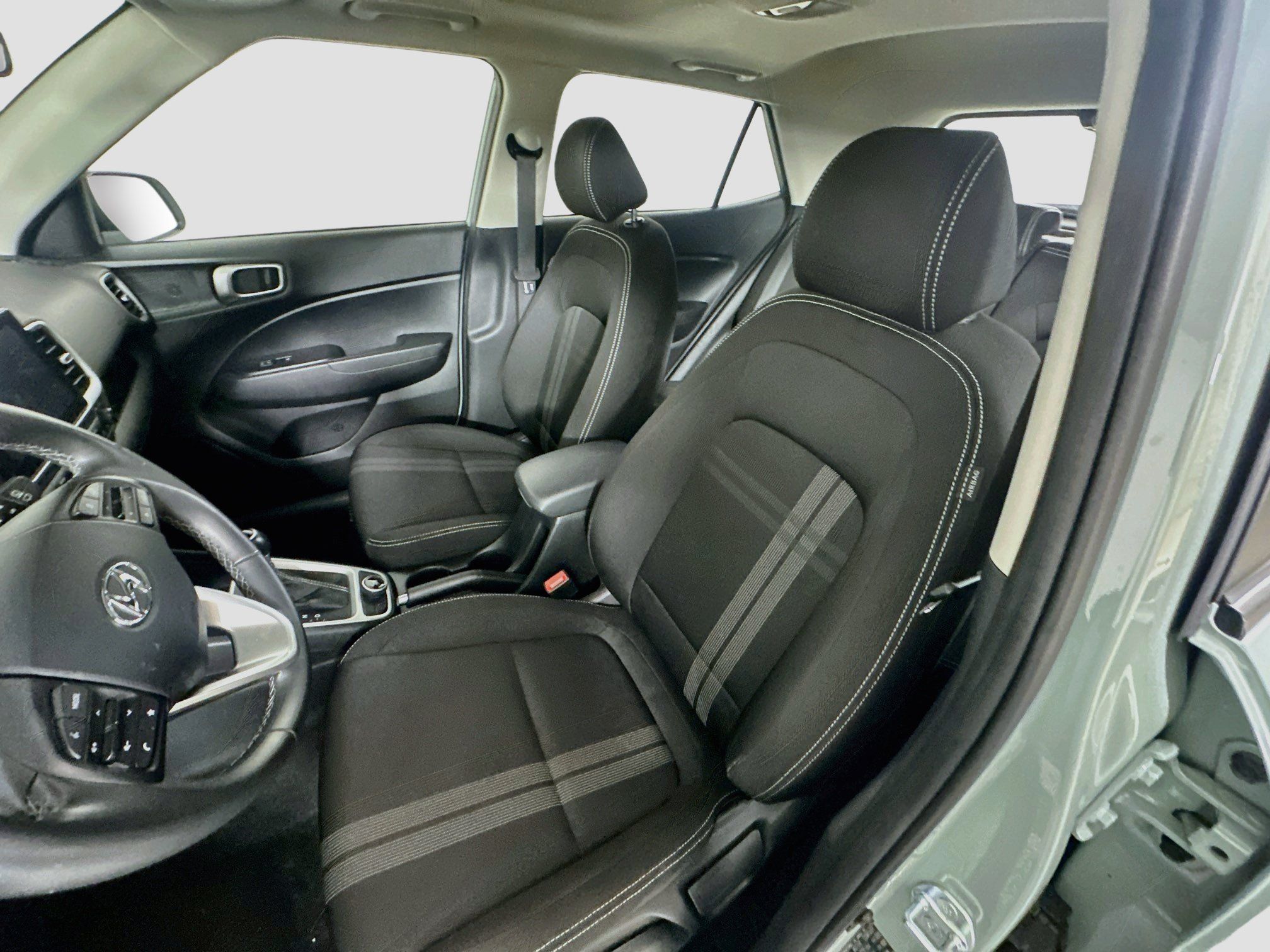 Used 2025 Hyundai Venue SEL FWD image 13