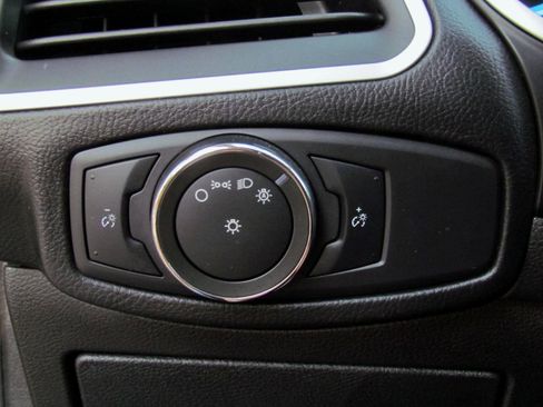 Used 2016 Ford Edge SEL image 18